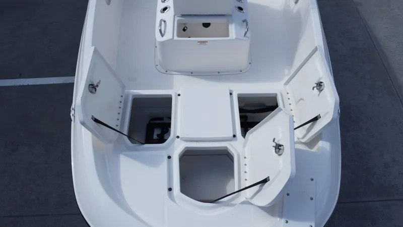 Slide: The Image of Bayliner T18LE 2025 - 30