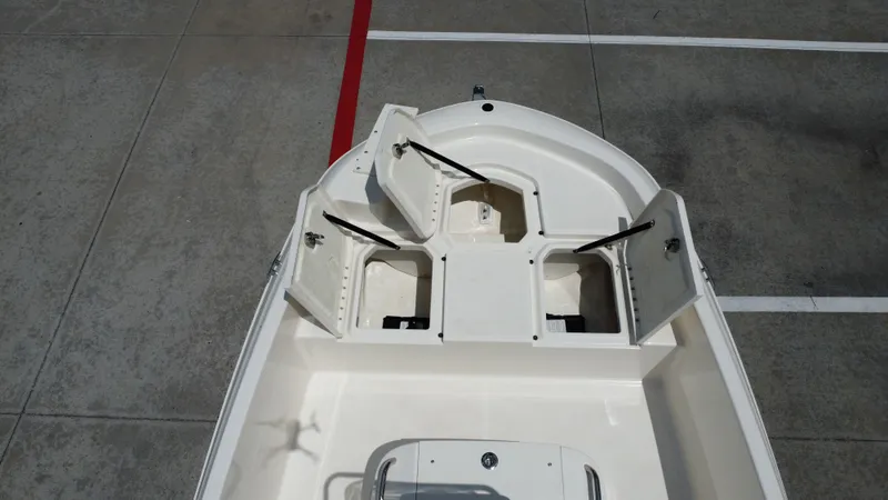 Slide: The Image of Bayliner T18LE 2025 - 28