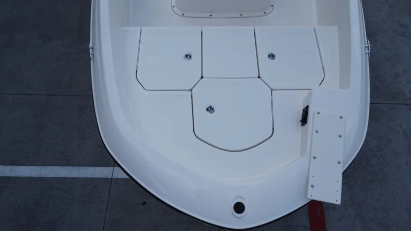 Slide: The Image of Bayliner T18LE 2025 - 20