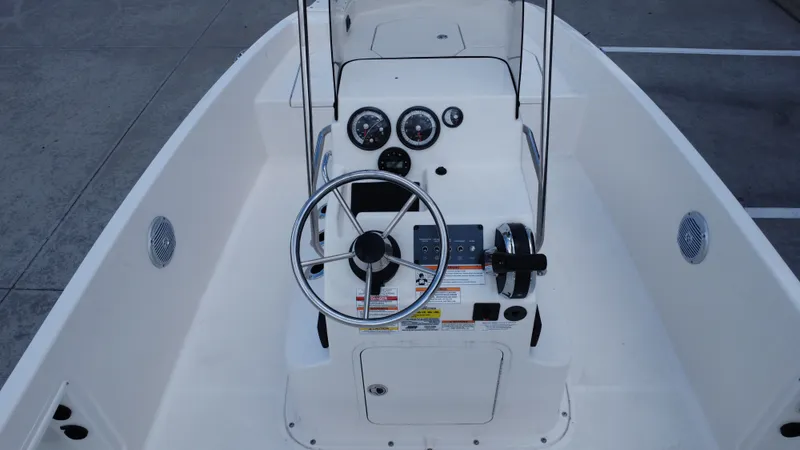 Slide: The Image of Bayliner T18LE 2025 - 25