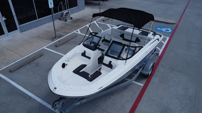 Slide: The Image of Bayliner VR4 2024 - 15