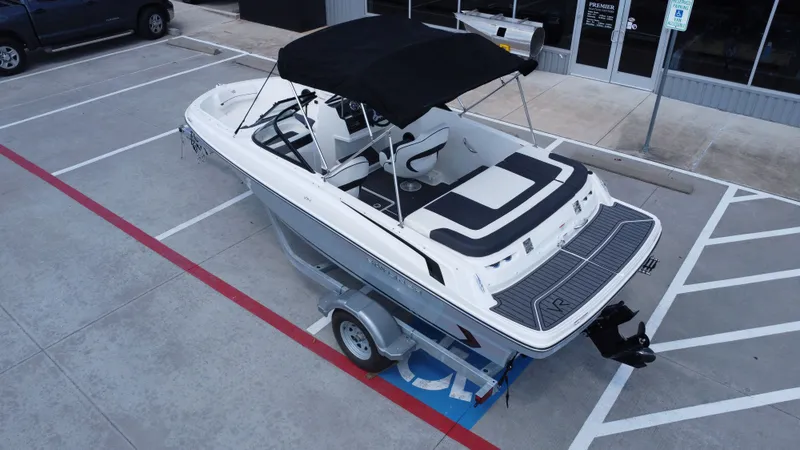 Slide: The Image of Bayliner VR4 2024 - 17