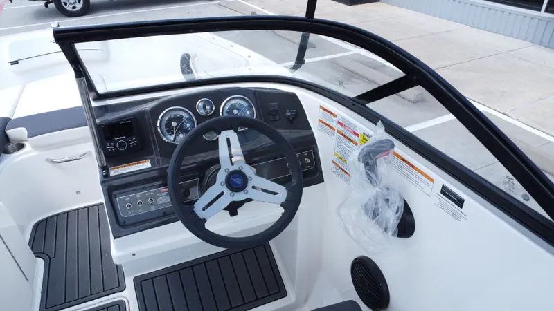 Slide: The Image of Bayliner VR4 2024 - 26