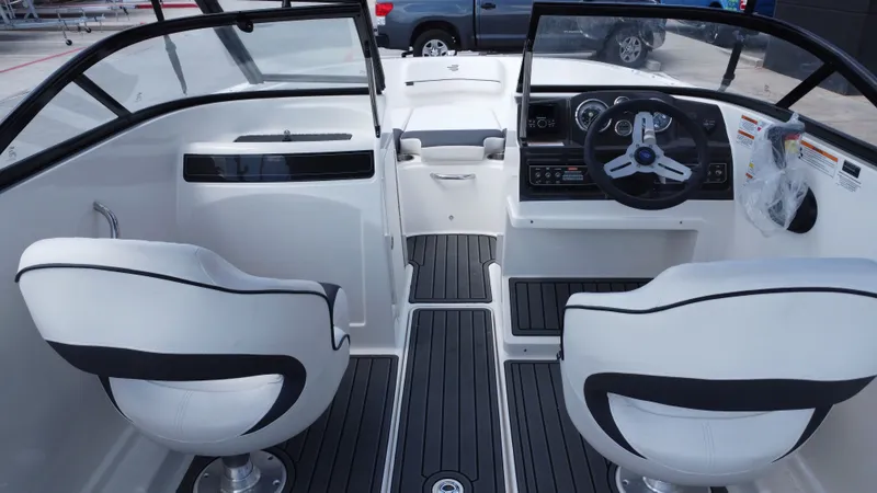 Slide: The Image of Bayliner VR4 2024 - 27