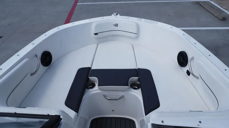 Slide: The Image of Bayliner VR4 2024 - 28