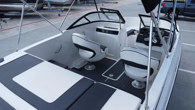 Slide: The Image of Bayliner VR4 2024 - 29