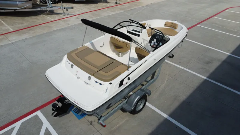 Slide: The Image of Bayliner VR4 2024 - 11