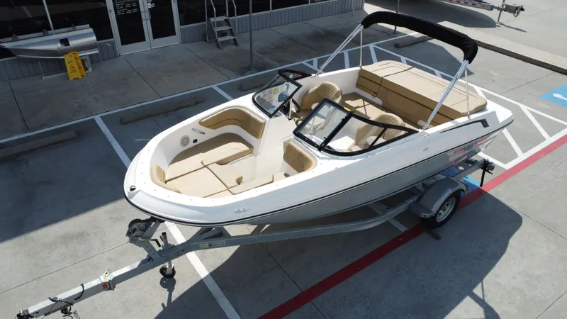 Slide: The Image of Bayliner VR4 2024 - 15