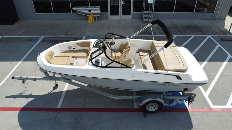 Slide: The Image of Bayliner VR4 2024 - 16
