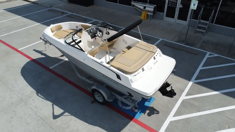 Slide: The Image of Bayliner VR4 2024 - 17