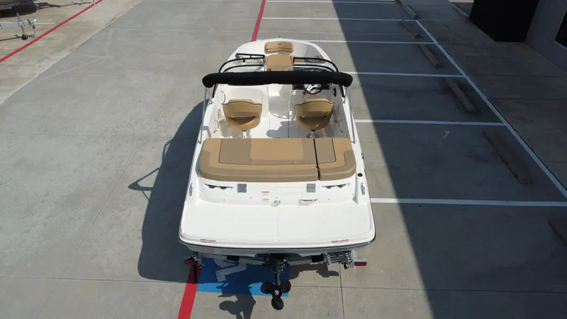 Slide: The Image of Bayliner VR4 2024 - 18