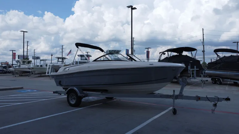 Slide: The Image of Bayliner VR4 2024 - 6