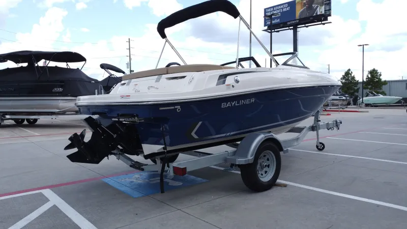 Slide: The Image of Bayliner VR4 2024 - 10