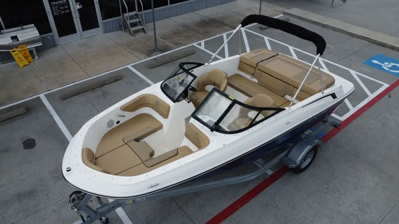 Slide: The Image of Bayliner VR4 2024 - 15