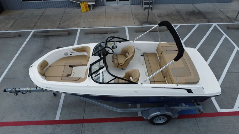 Slide: The Image of Bayliner VR4 2024 - 16