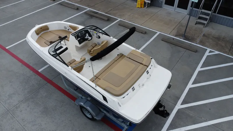 Slide: The Image of Bayliner VR4 2024 - 17