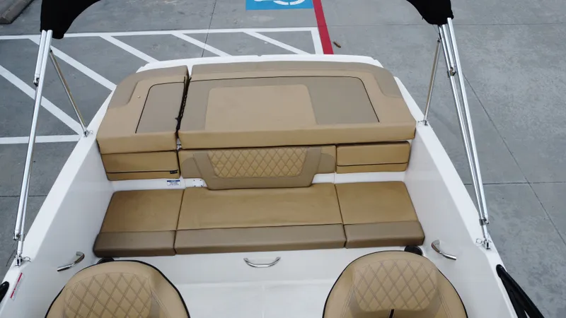 Slide: The Image of Bayliner VR4 2024 - 22