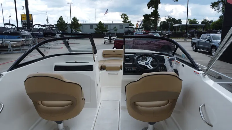 Slide: The Image of Bayliner VR4 2024 - 27