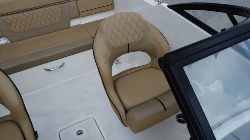 Slide: The Image of Bayliner VR4 2024 - 30