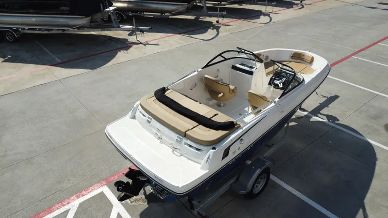 Slide: The Image of Bayliner VR4 2024 - 11