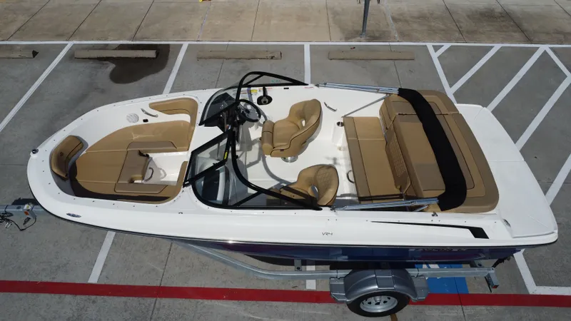 Slide: The Image of Bayliner VR4 2024 - 16