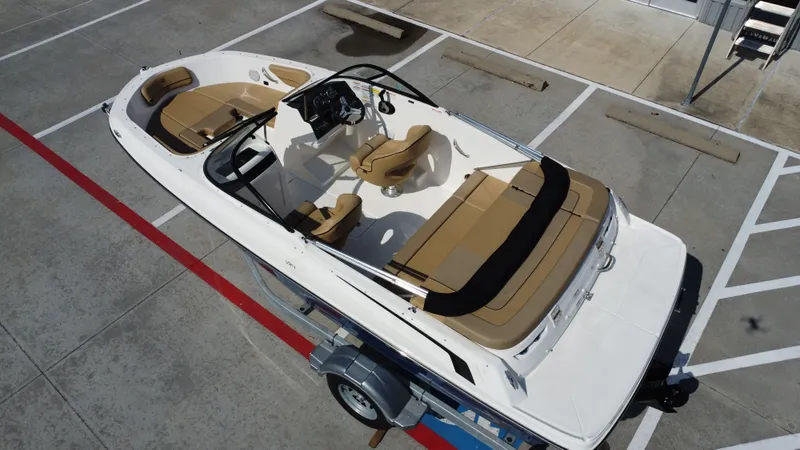 Slide: The Image of Bayliner VR4 2024 - 17