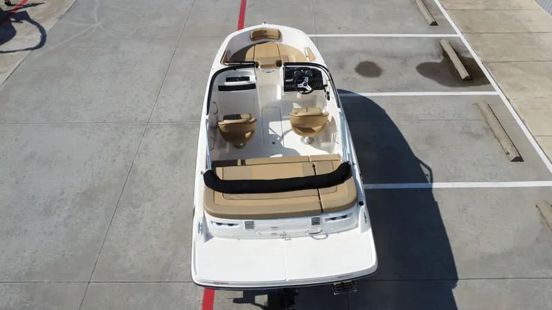 Slide: The Image of Bayliner VR4 2024 - 18