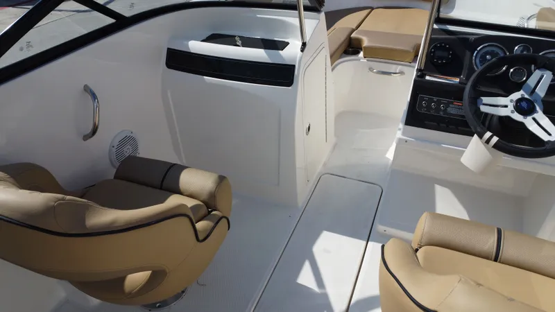 Slide: The Image of Bayliner VR4 2024 - 23