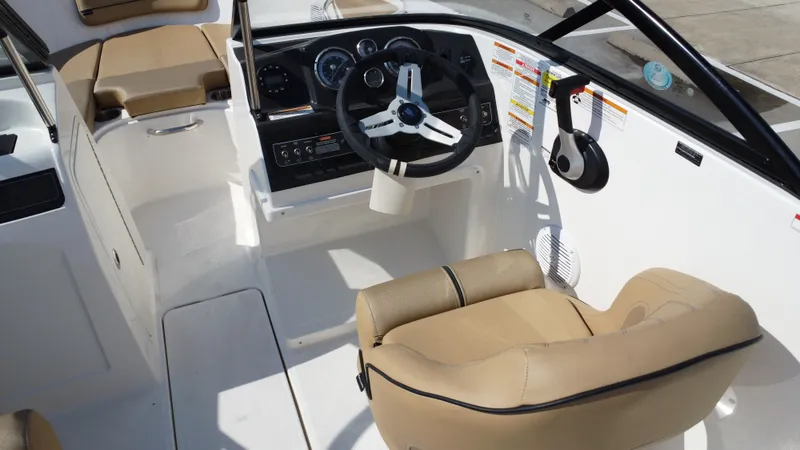 Slide: The Image of Bayliner VR4 2024 - 24