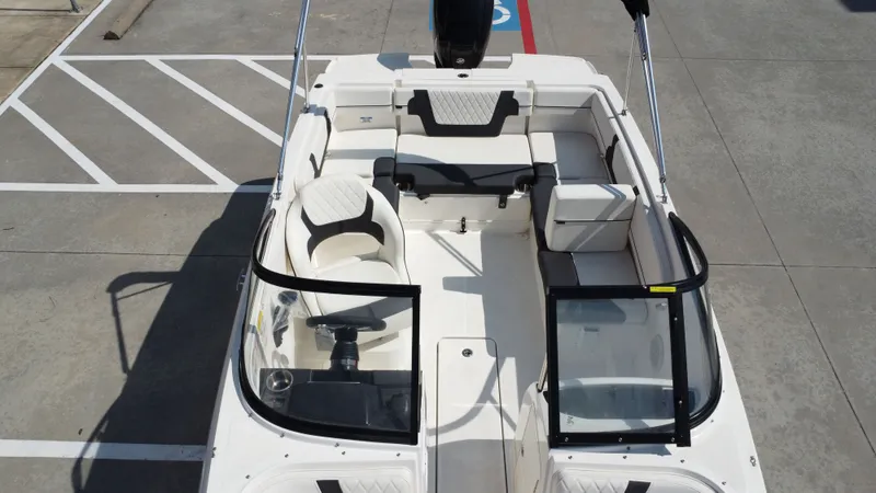 Slide: The Image of Bayliner VR4 Bowrider OB 2025 - 21