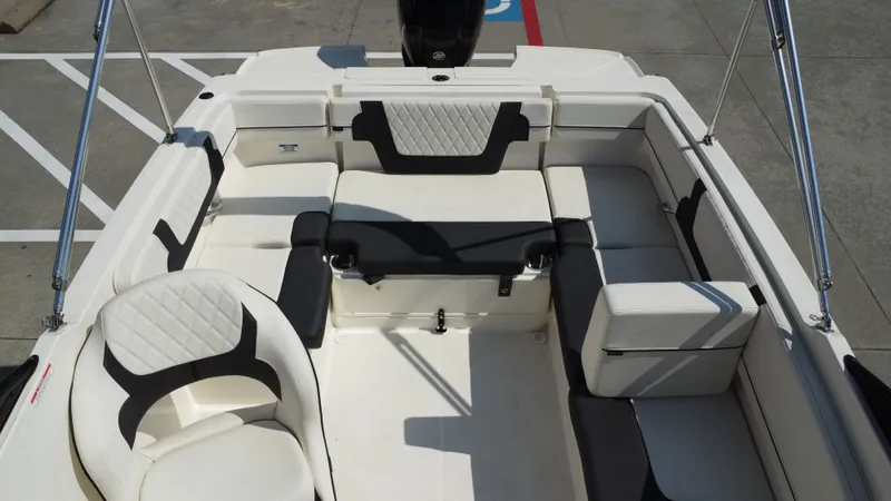 Slide: The Image of Bayliner VR4 Bowrider OB 2025 - 22