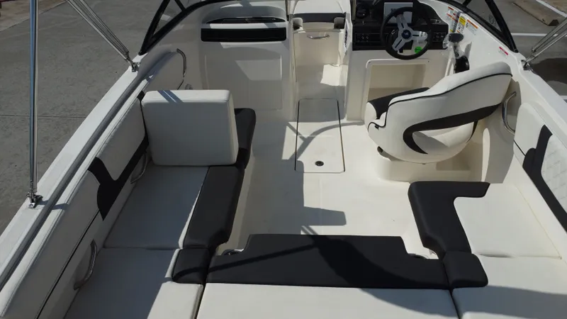 Slide: The Image of Bayliner VR4 Bowrider OB 2025 - 24