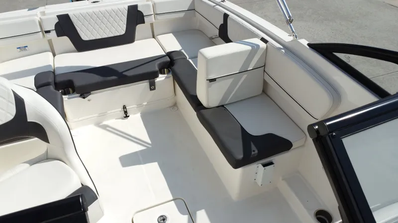 Slide: The Image of Bayliner VR4 Bowrider OB 2025 - 30