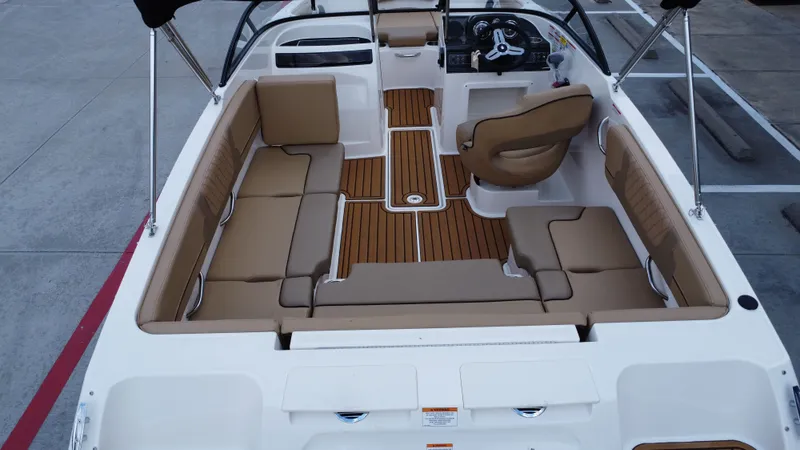 Slide: The Image of Bayliner VR4 Bowrider OB 2025 - 24