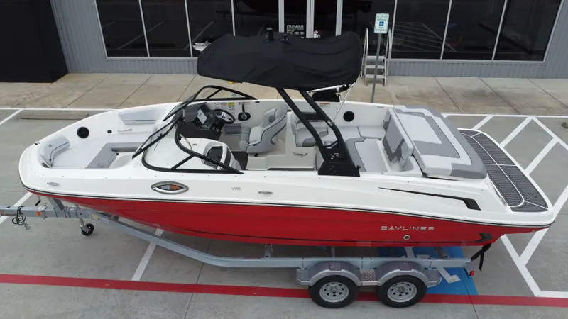 Slide: The Image of Bayliner VR6 2025 - 17
