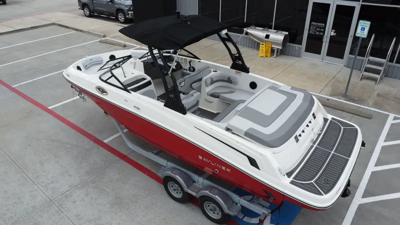 Slide: The Image of Bayliner VR6 2025 - 18