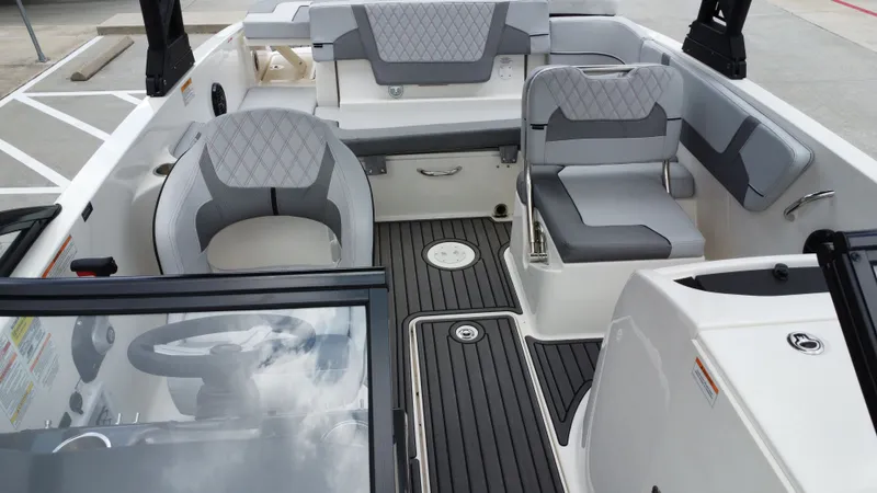 Slide: The Image of Bayliner VR6 2025 - 23