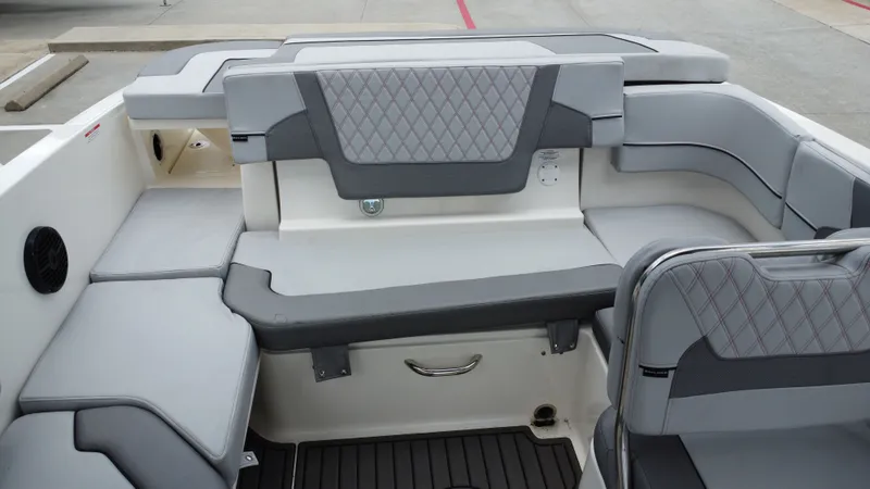 Slide: The Image of Bayliner VR6 2025 - 24