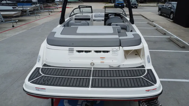 Slide: The Image of Bayliner VR6 2025 - 26