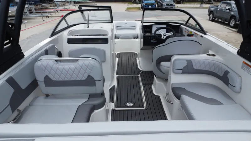 Slide: The Image of Bayliner VR6 2025 - 27