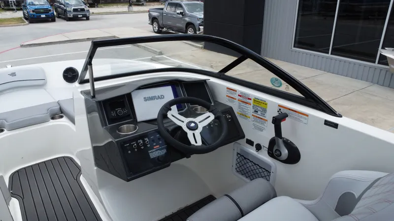 Slide: The Image of Bayliner VR6 2025 - 29