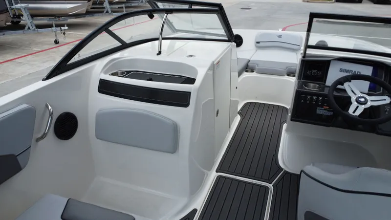 Slide: The Image of Bayliner VR6 2025 - 30