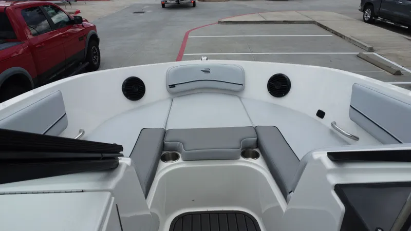 Slide: The Image of Bayliner VR6 2025 - 31