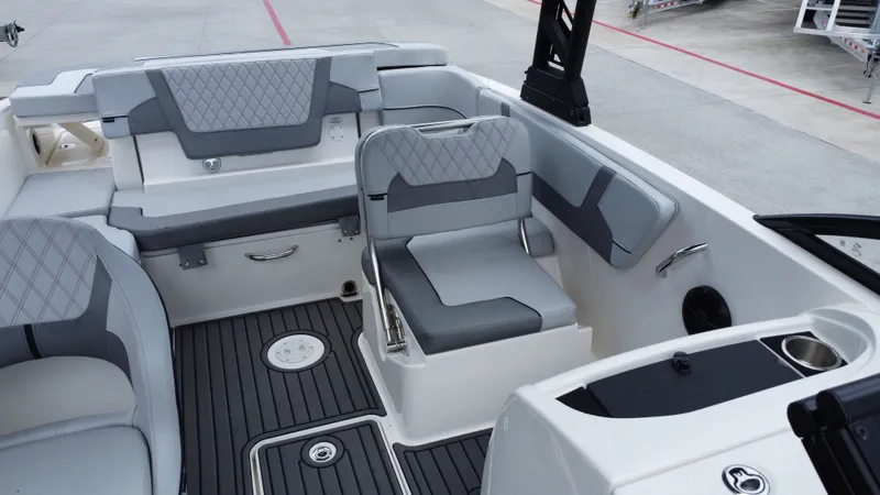 Slide: The Image of Bayliner VR6 2025 - 33