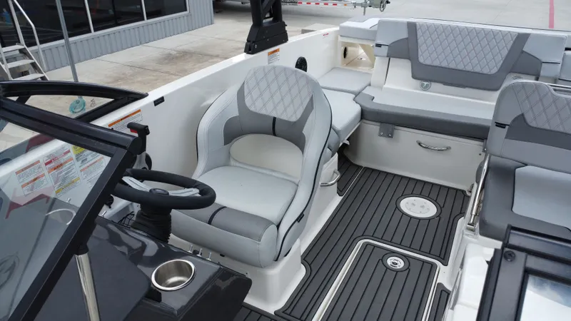 Slide: The Image of Bayliner VR6 2025 - 34