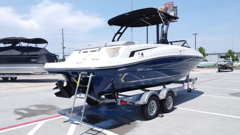 Slide: The Image of Bayliner VR6 2025 - 10