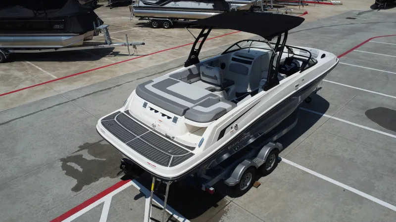 Slide: The Image of Bayliner VR6 2025 - 11