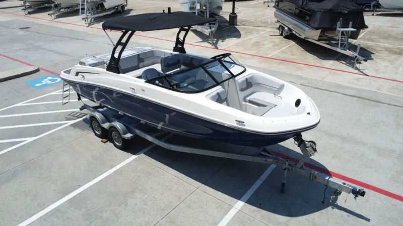 Slide: The Image of Bayliner VR6 2025 - 13