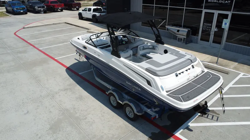 Slide: The Image of Bayliner VR6 2025 - 17