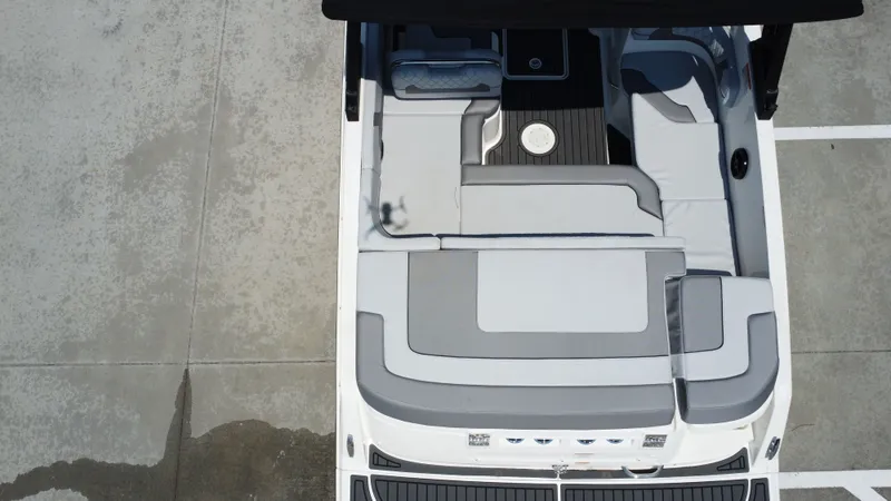 Slide: The Image of Bayliner VR6 2025 - 21